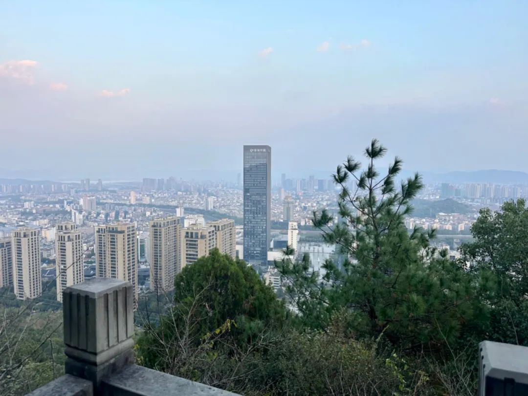 诸暨市，这座位于浙江中部的城市，一直在努力实现从传统制造业向先进制造业的转变。摄影：盛予末